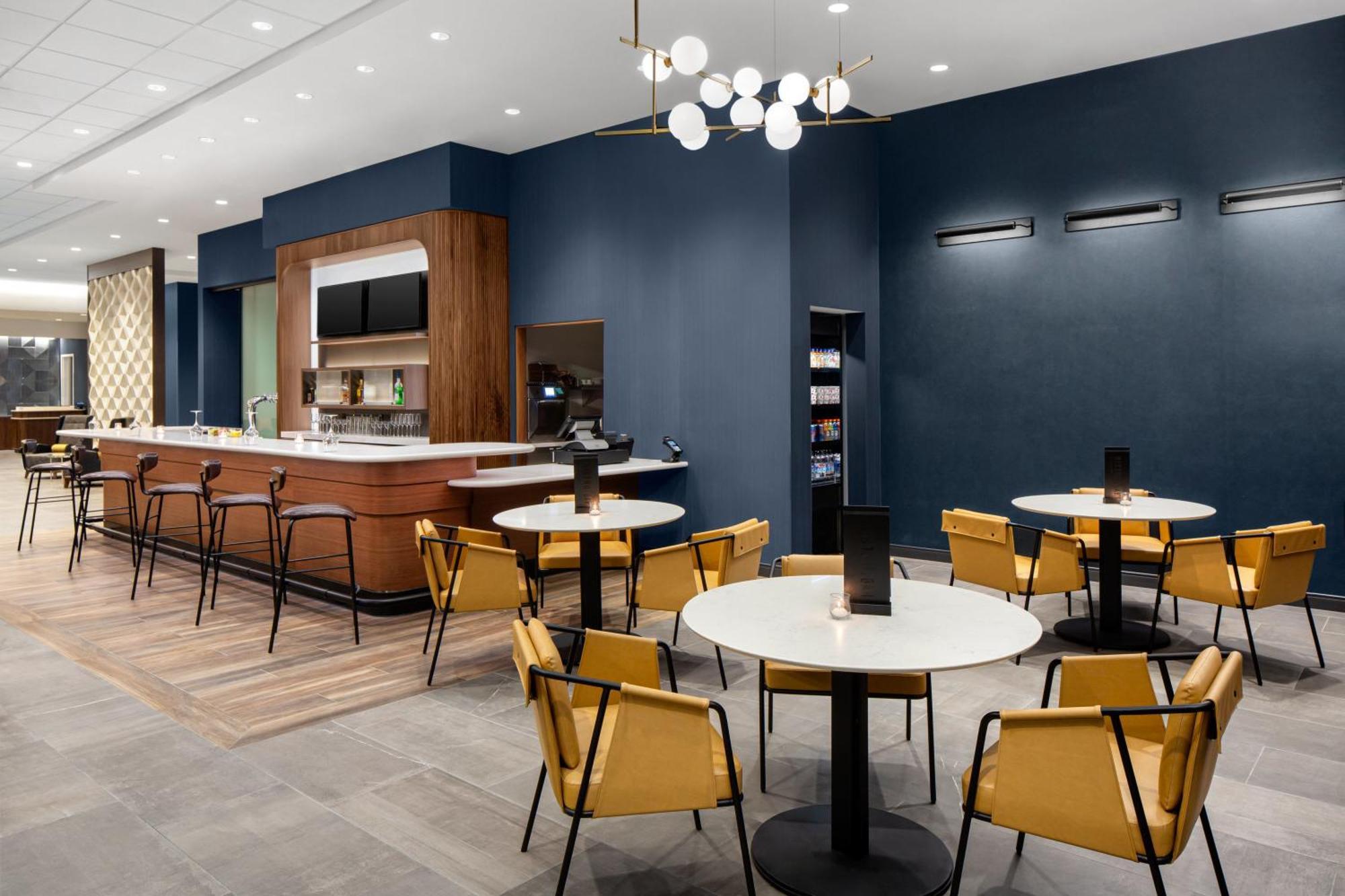 Courtyard By Marriott Lansing Downtown Hotel Bagian luar foto