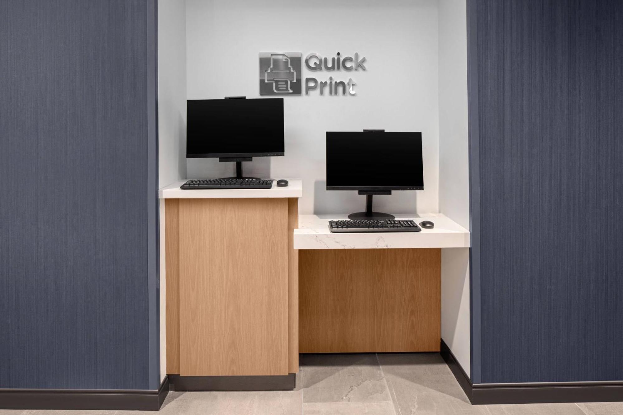 Courtyard By Marriott Lansing Downtown Hotel Bagian luar foto