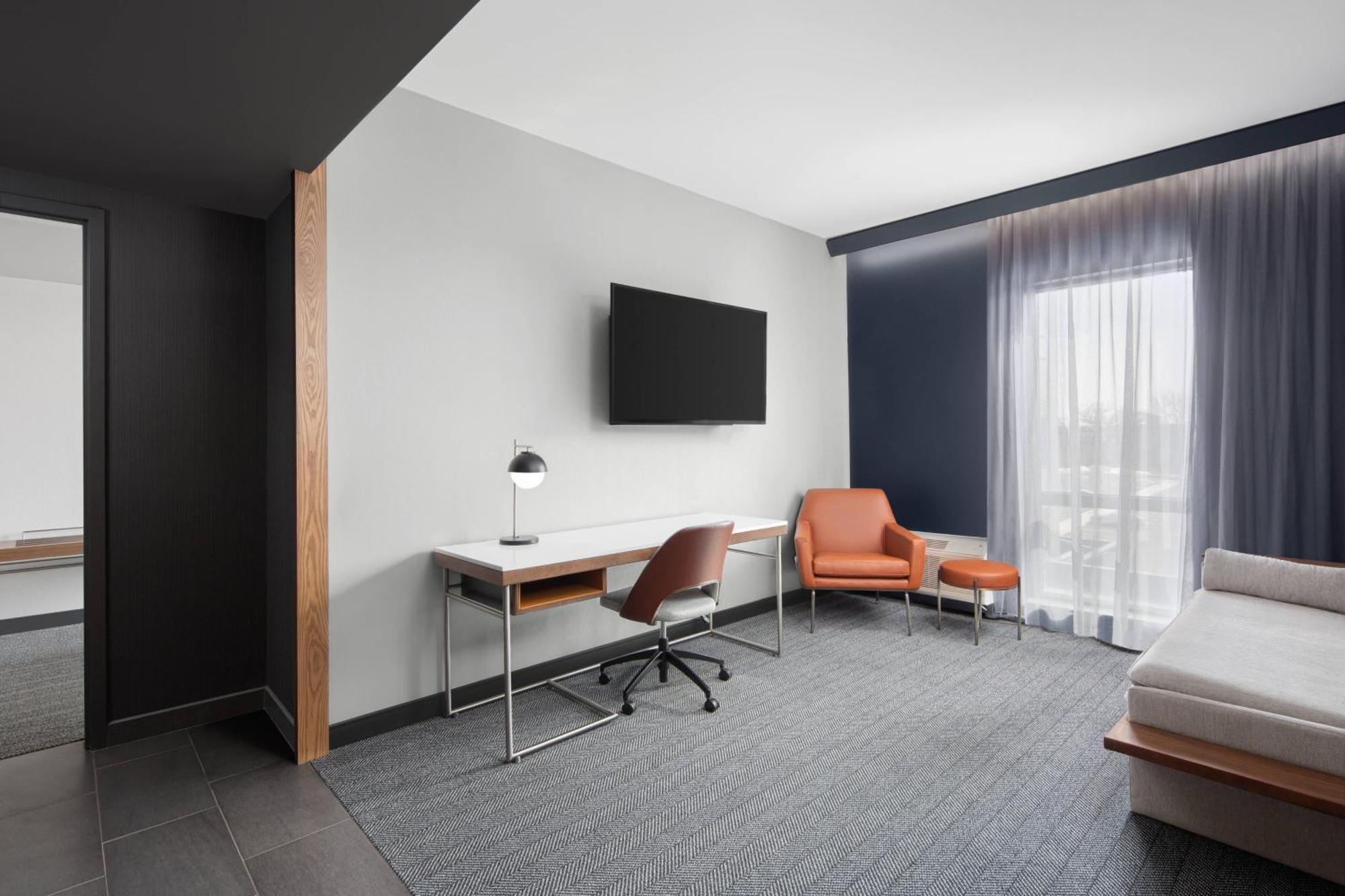 Courtyard By Marriott Lansing Downtown Hotel Bagian luar foto