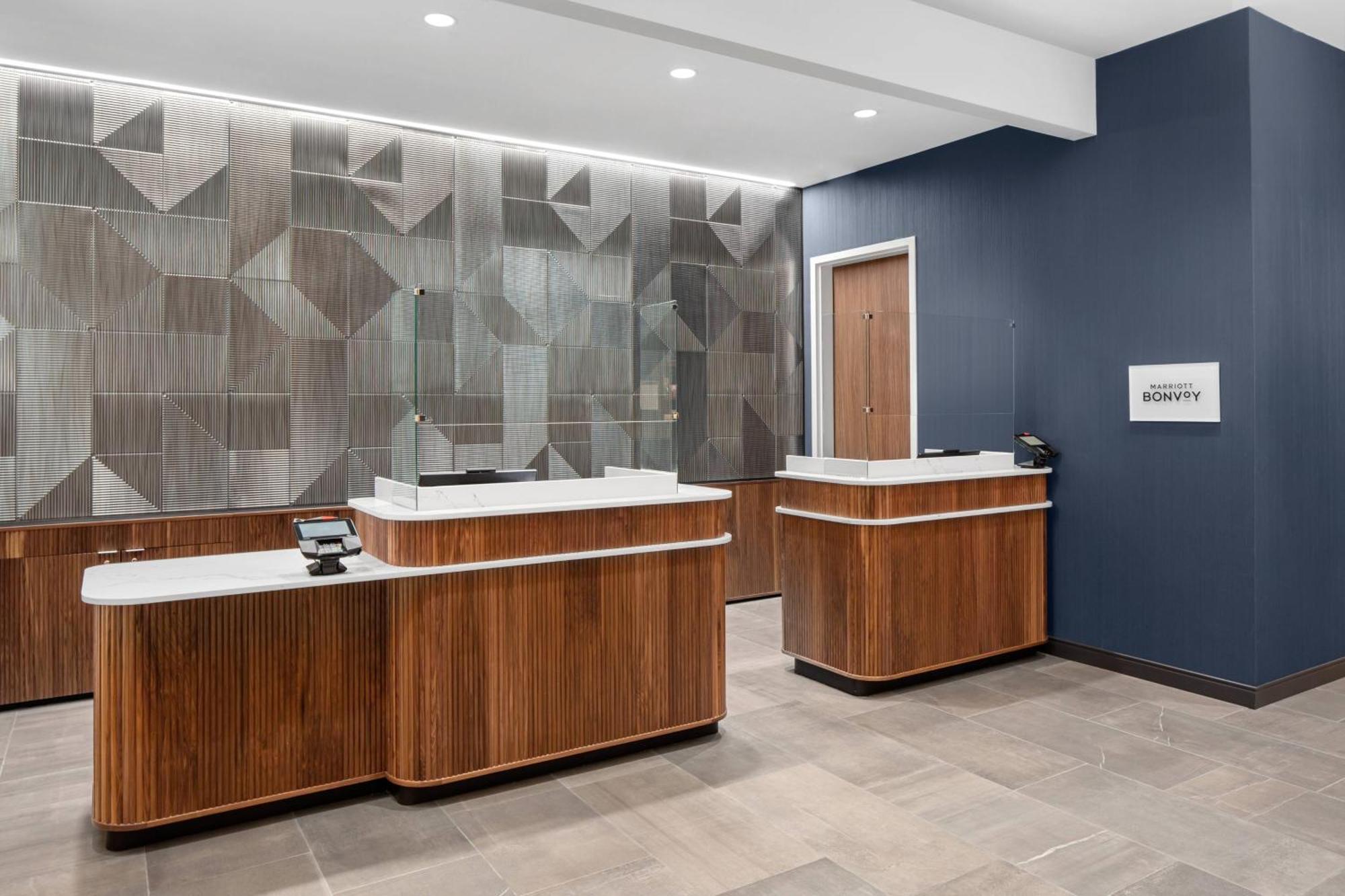 Courtyard By Marriott Lansing Downtown Hotel Bagian luar foto